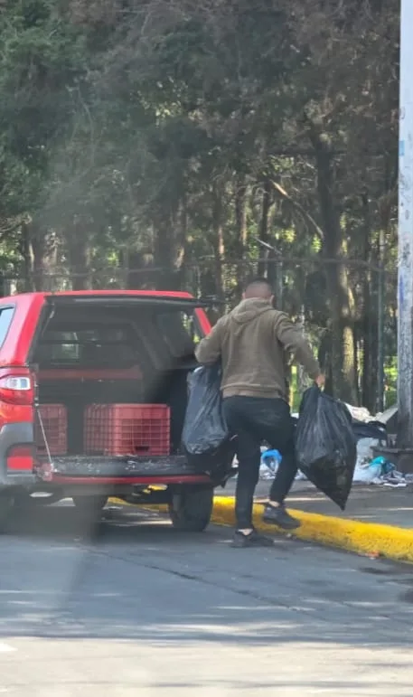 Detienen a un hombre en Toluca por tirar basura en la vía pública