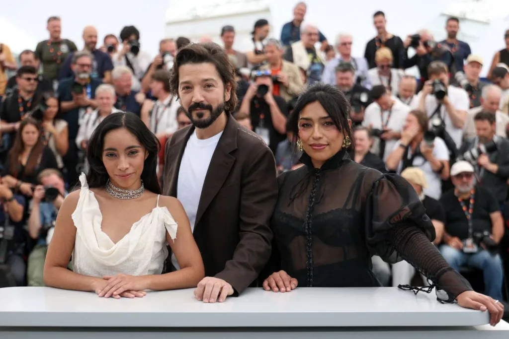 Diego Luna recibe ovación en Cannes por su debut como director con “Ceniza en la Boca