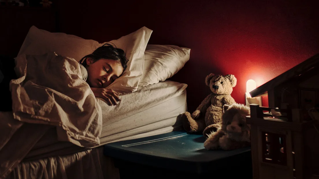 Dormir con luz encendida aumenta riesgos de obesidad, diabetes e hipertensión