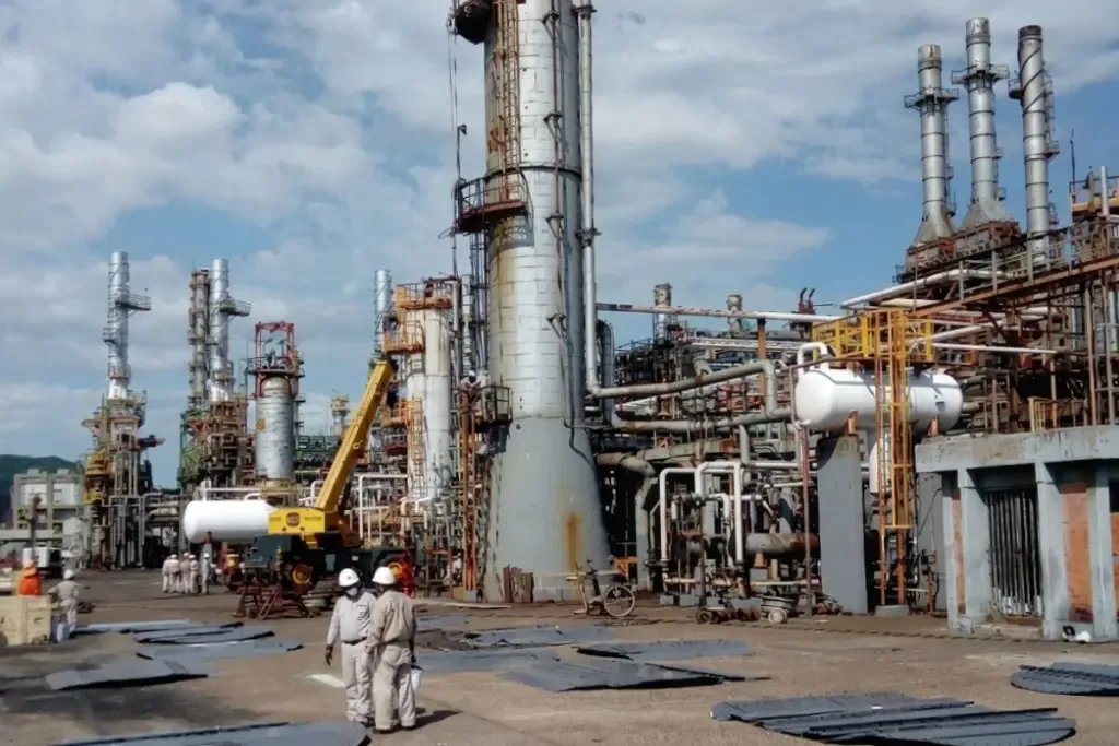 Dos trabajadores heridos en explosión de refinería de Pemex son trasladados a la CDMX