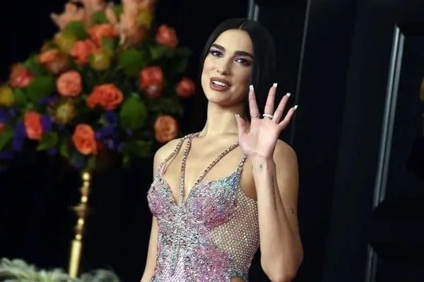 Dua Lipa demanda a Samsung por usar su imagen sin permiso en publicidad de televisores