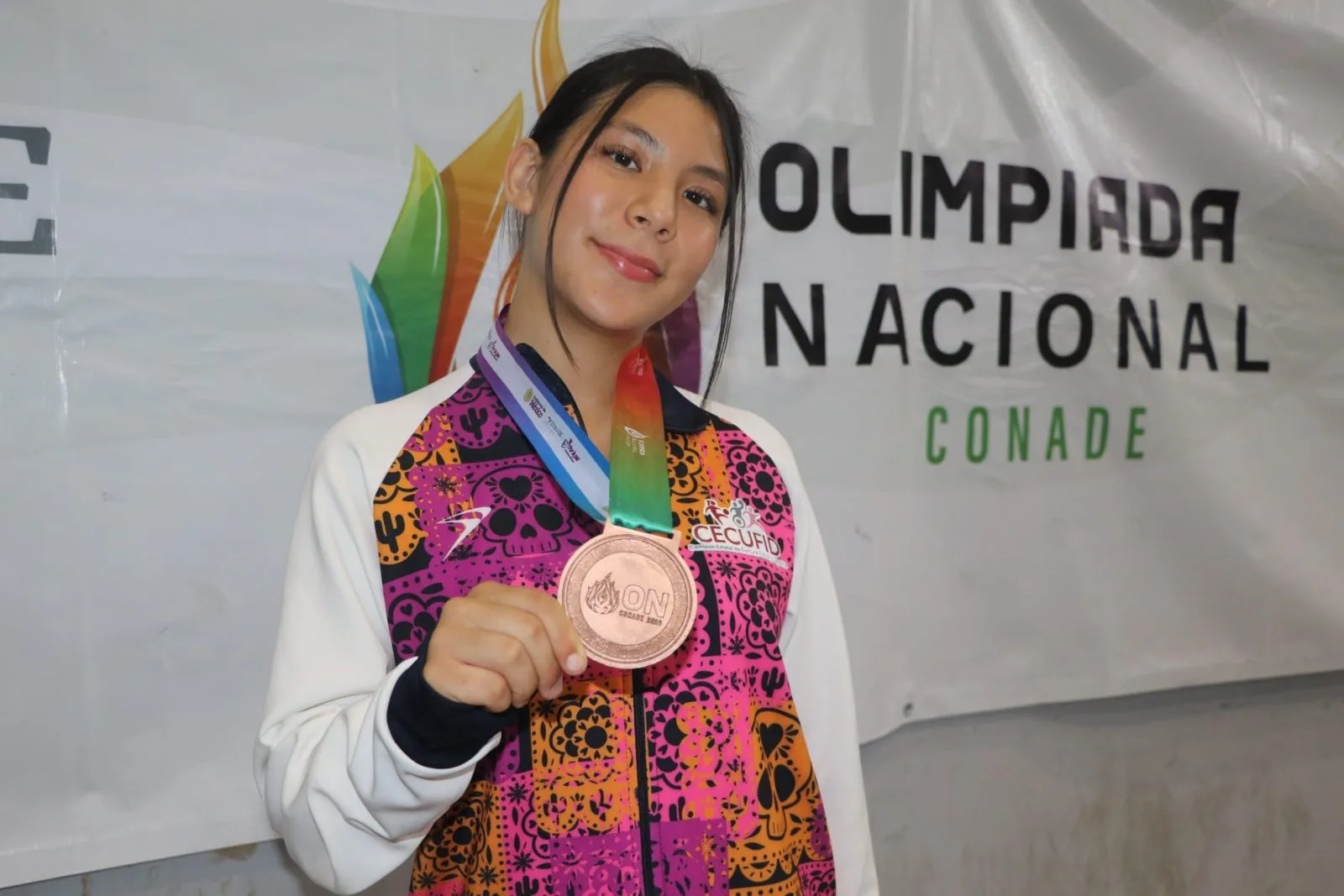 Dulce Guzmán logra su primera medalla nacional en levantamiento de pesas tras años de esfuerzo