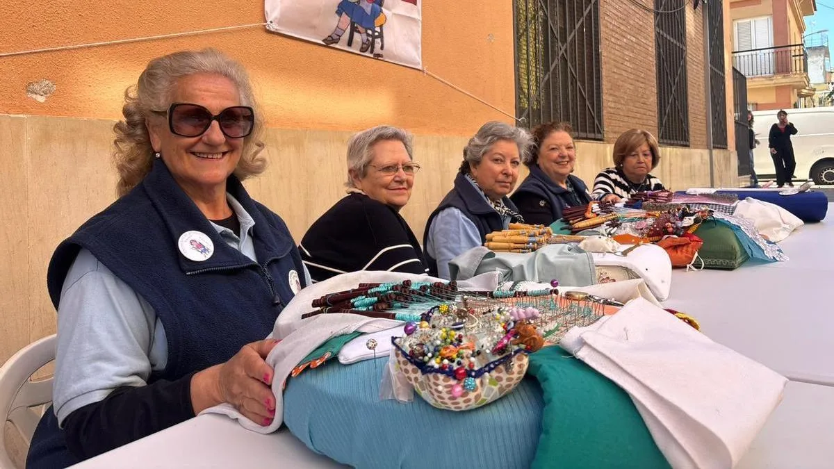 El arte del bolillo vuelve a las calles de Badajoz para revitalizar una tradición ancestral