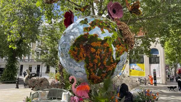 El barrio de Chelsea se transforma en un jardín cósmico con esculturas florales
