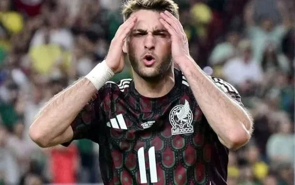 El desempeño de Santiago Giménez pone en duda su convocatoria para el Mundial