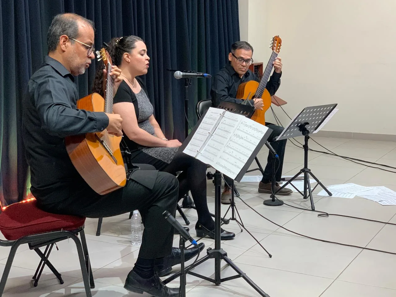 Erwin y Vini Guitar Dúo fascinan con su concierto en el XXXI FIUC de la UAS