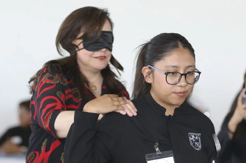 Estudiantes de la UAQ promueven la inclusión a través de una experiencia sensorial sobre discapacidad visual