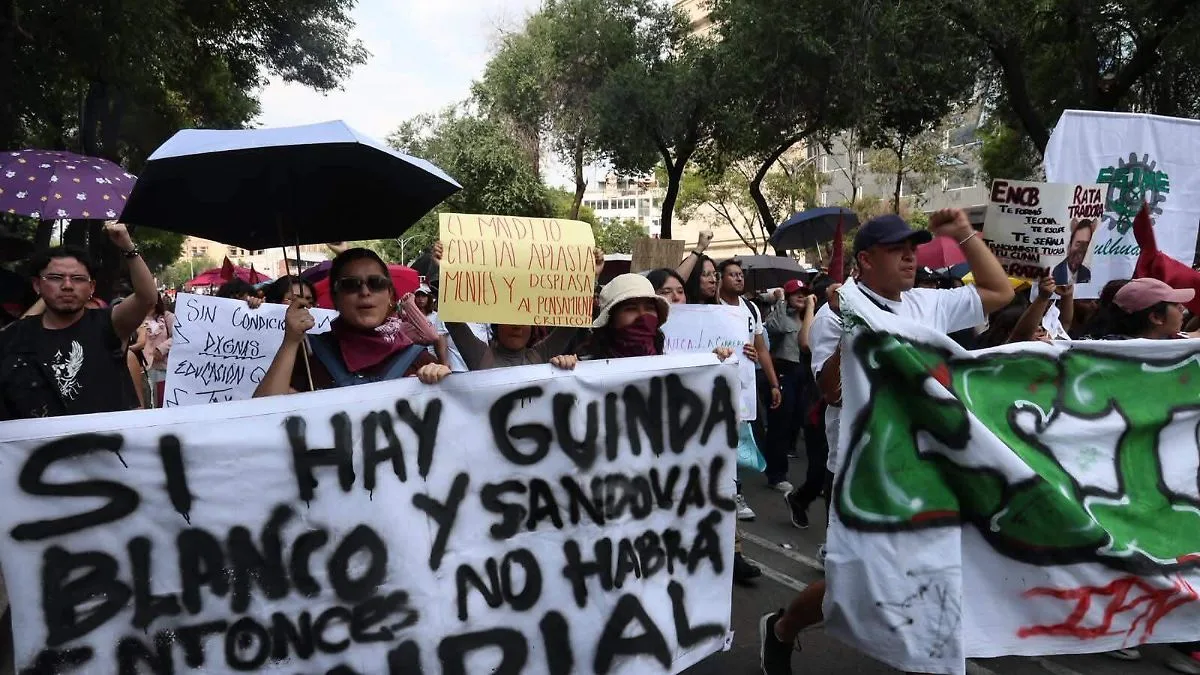 Estudiantes del IPN bloquean avenidas principales en protesta por inconformidades
