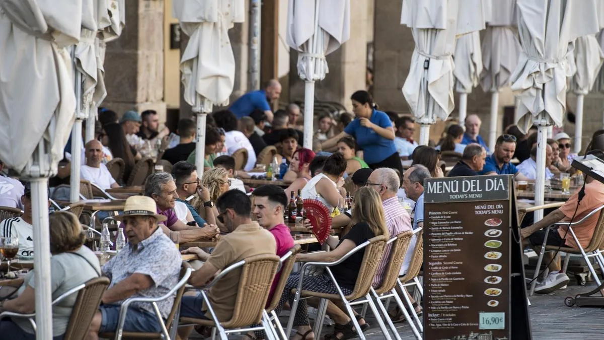 Extremadura prepara actualización de horarios para bares y terrazas tras 30 años sin modificaciones