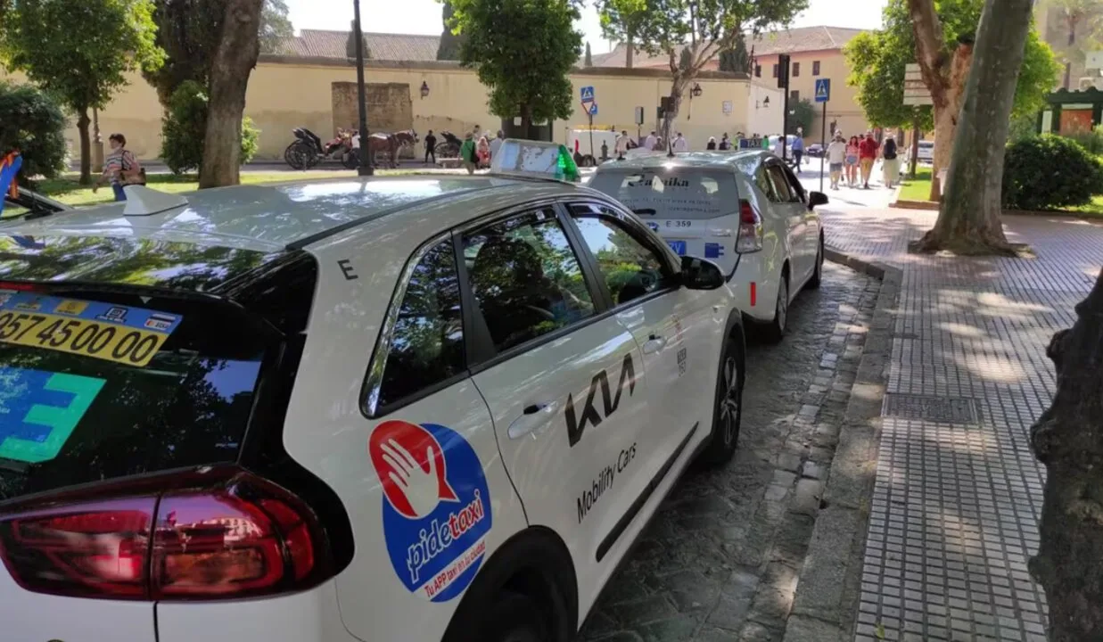 Facua denuncia carencia de taxis adaptados en Córdoba mientras Autacor sostiene que hay 24 eurotaxis
