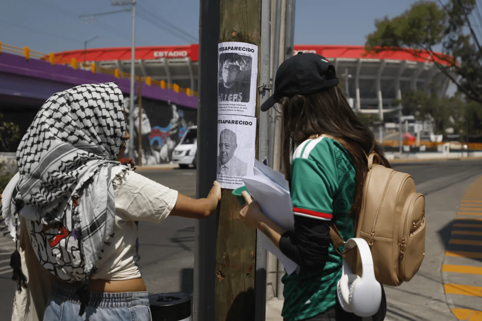 Familias de desaparecidos exigen justicia durante el Mundial en el Estadio Ciudad de México