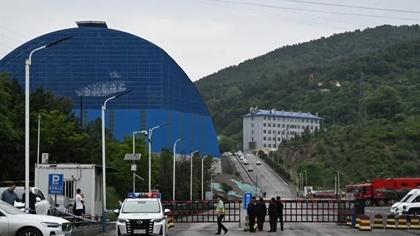 Familias en China viven la incertidumbre tras explosión en mina de carbón