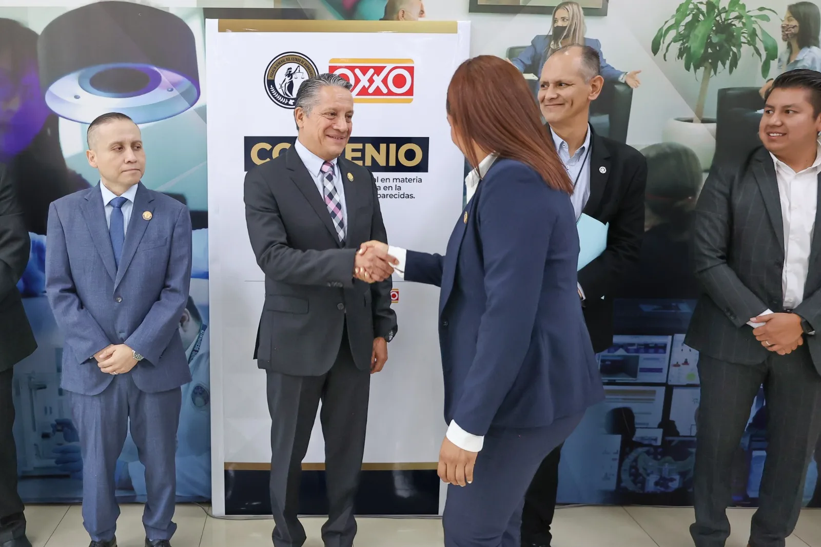 Fiscalía de Guanajuato recibe reconocimiento de OXXO por su labor tras ataques en febrero