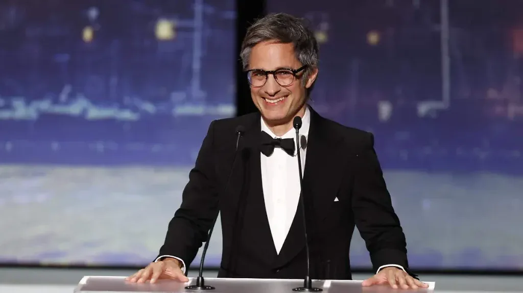 Gael García Bernal critica la FIFA durante clausura del Festival de Cannes