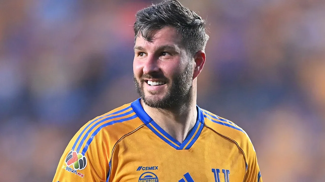 Gignac dirige desde la banca en partido de Tigres vs Chivas