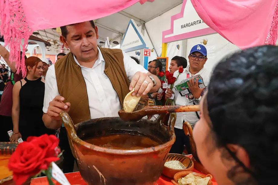 Gobernador Armenta Mier impulsa actividades culturales y deportivas en Feria de Puebla
