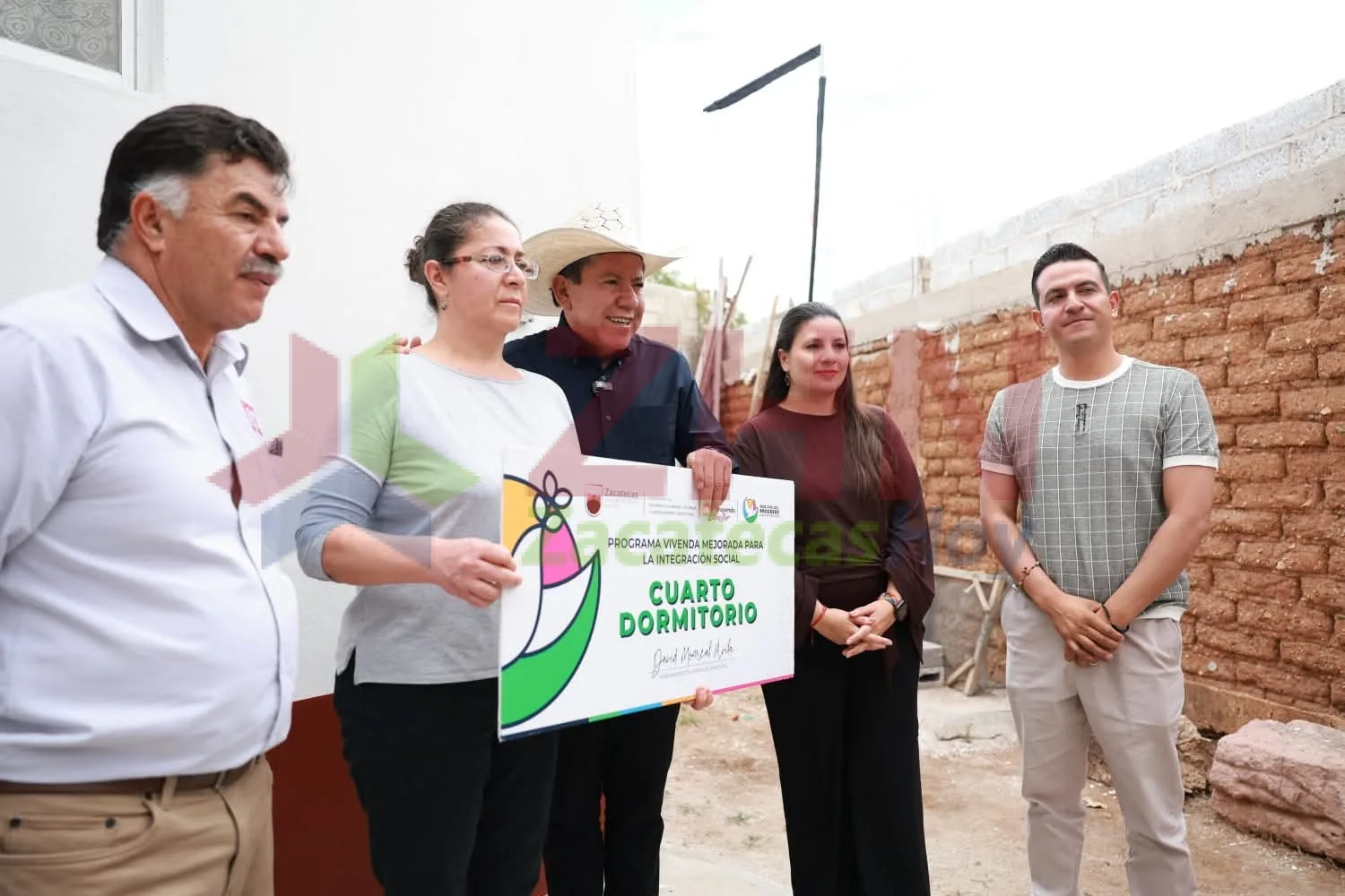 Gobernador de Zacatecas entrega cuartos dormitorio para mejorar vivienda en Morelos
