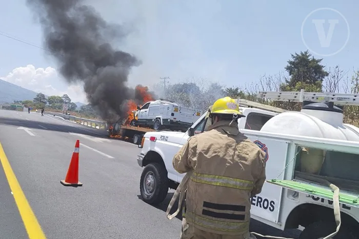 Incendio de grúa y camioneta detuvo el tránsito en la autopista Siglo XXI