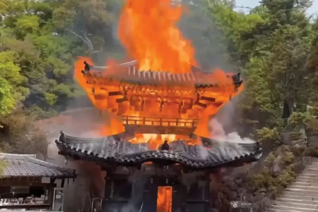 Incendio destruye el histórico templo Reikado Hall y su llama eterna en Miyajima, Japón
