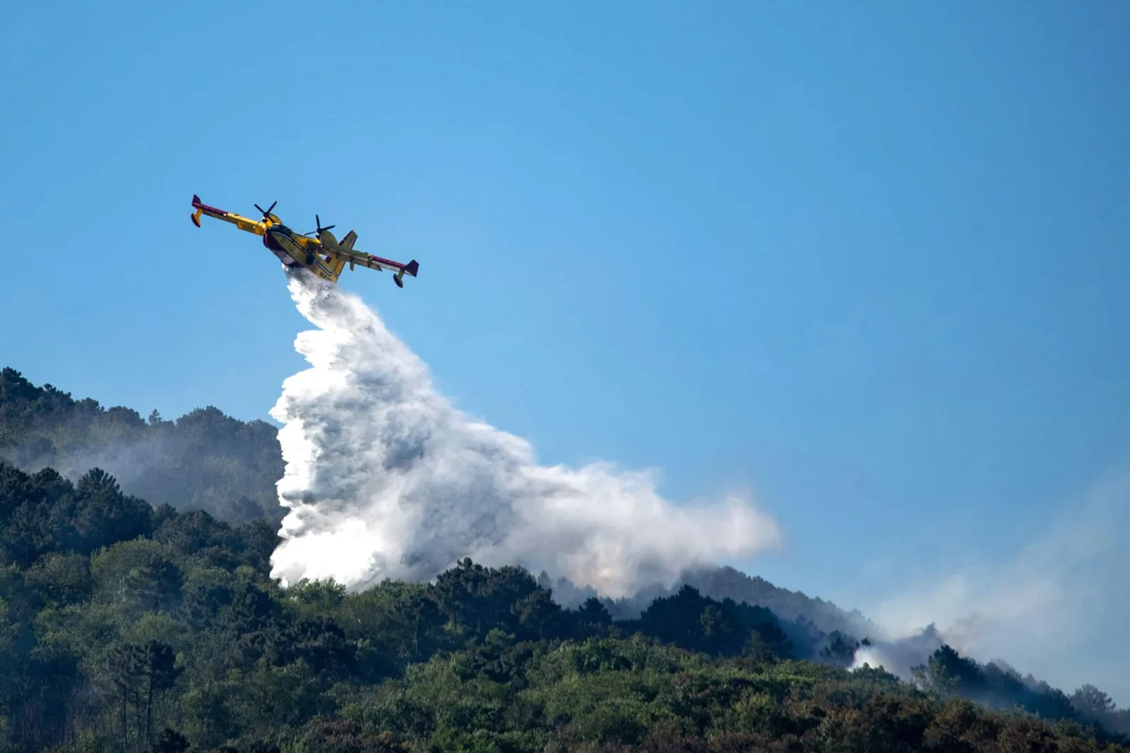 Incendio en la Toscana obliga a evacuar a 3.500 personas en Italia