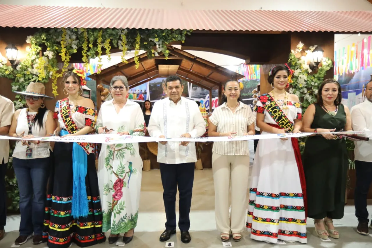 Javier May inaugura stands de Balancán y Cárdenas en la Feria Tabasco 2026