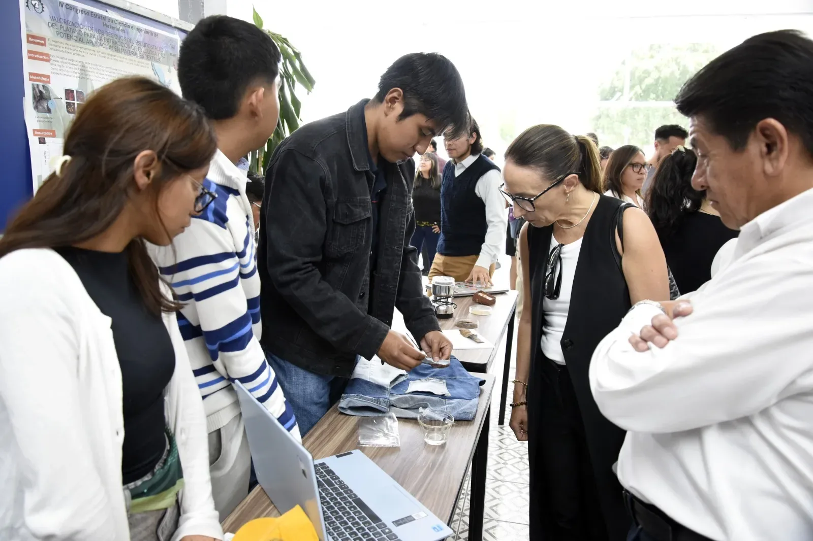 Jóvenes de la BUAP desarrollan productos innovadores a partir de residuos textiles