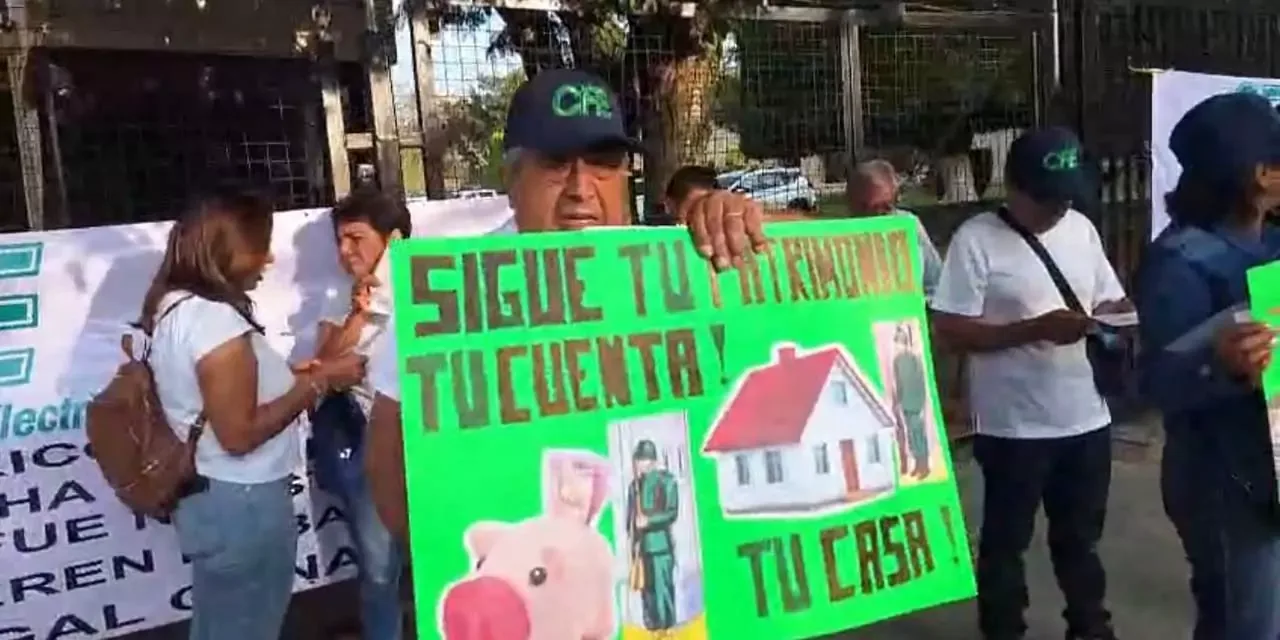 Jubilados de la CFE protestan contra reforma que limita pensiones a 70 mil pesos