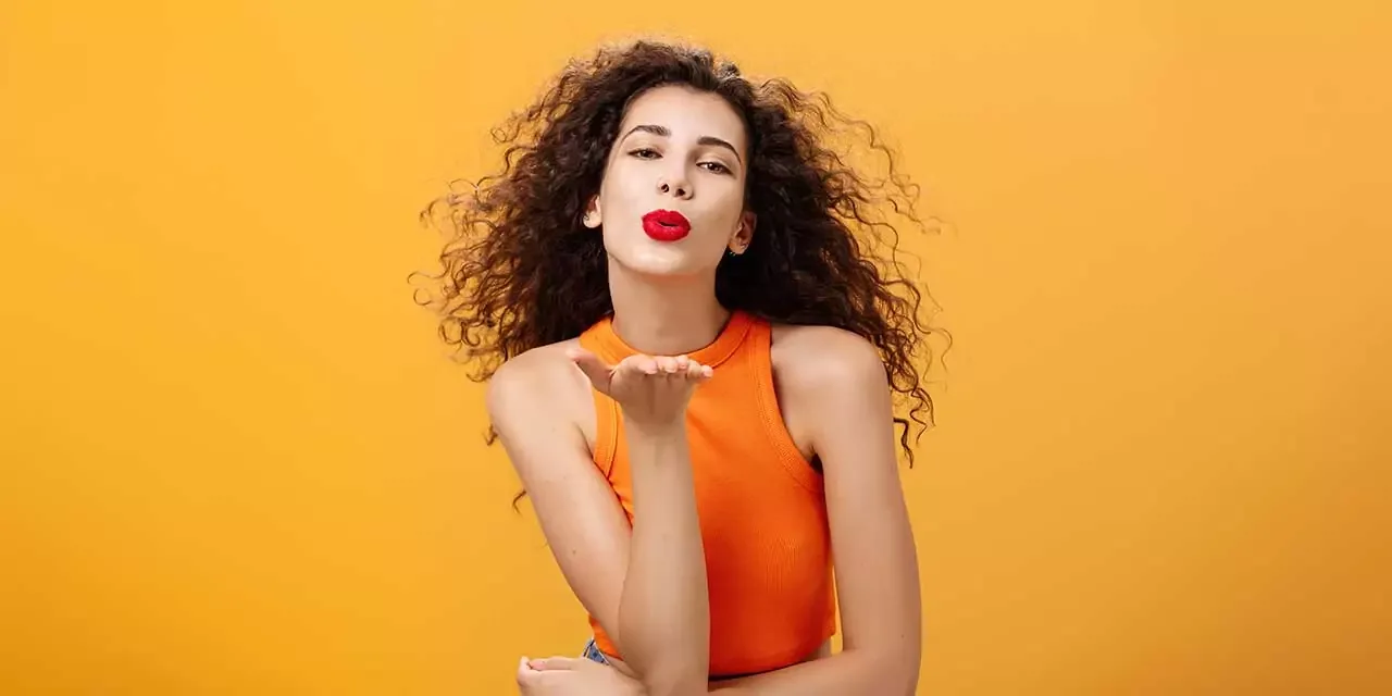 Juicy lips: la tendencia que redefine los labios con brillo natural y volumen sutil