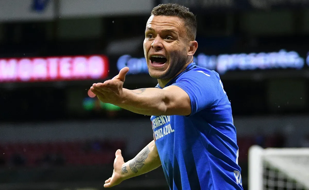 La afición de Cruz Azul exige el regreso de Jonathan 'Cabecita' Rodríguez tras empate en la final
