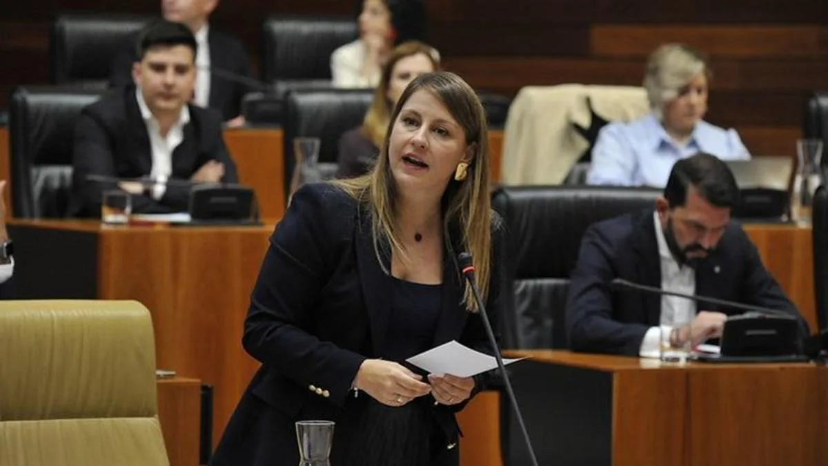 La consejera de Educación se compromete a dialogar con las técnicas de Infantil tras su desalojo en la Asamblea