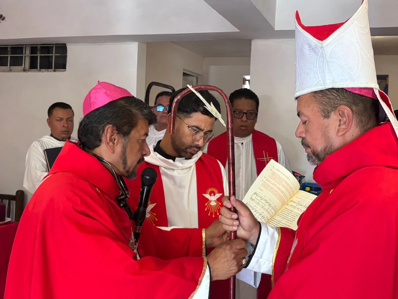 La Iglesia Apostólica Ecuménica de Veracruz consagra nuevo obispo en medio de tensiones
