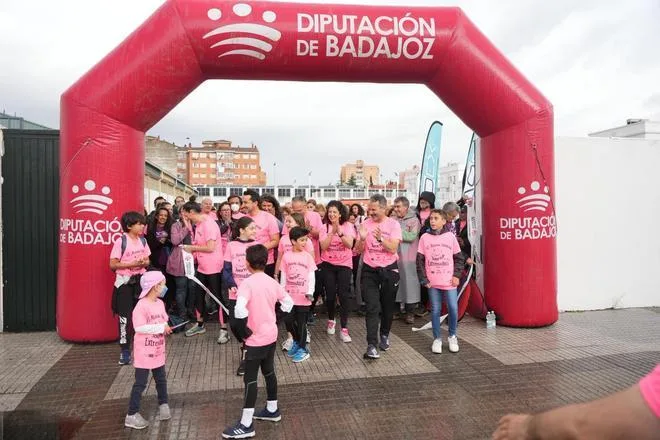 La Marcha Solidaria de AOEX reúne a cientos en Badajoz por una causa común