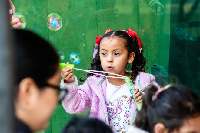 La precariedad económica limita el tiempo y rol de los padres en la crianza infantil