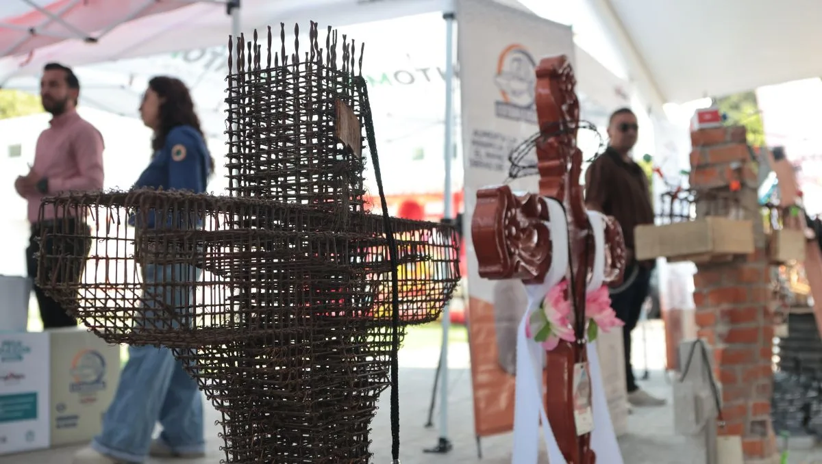 La Santa Cruz se convierte en arte en Puebla con cruces elaboradas por constructores