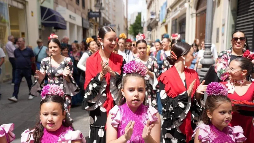 Las academias de danza transforman Las Tendillas en una fiesta de color y movimiento
