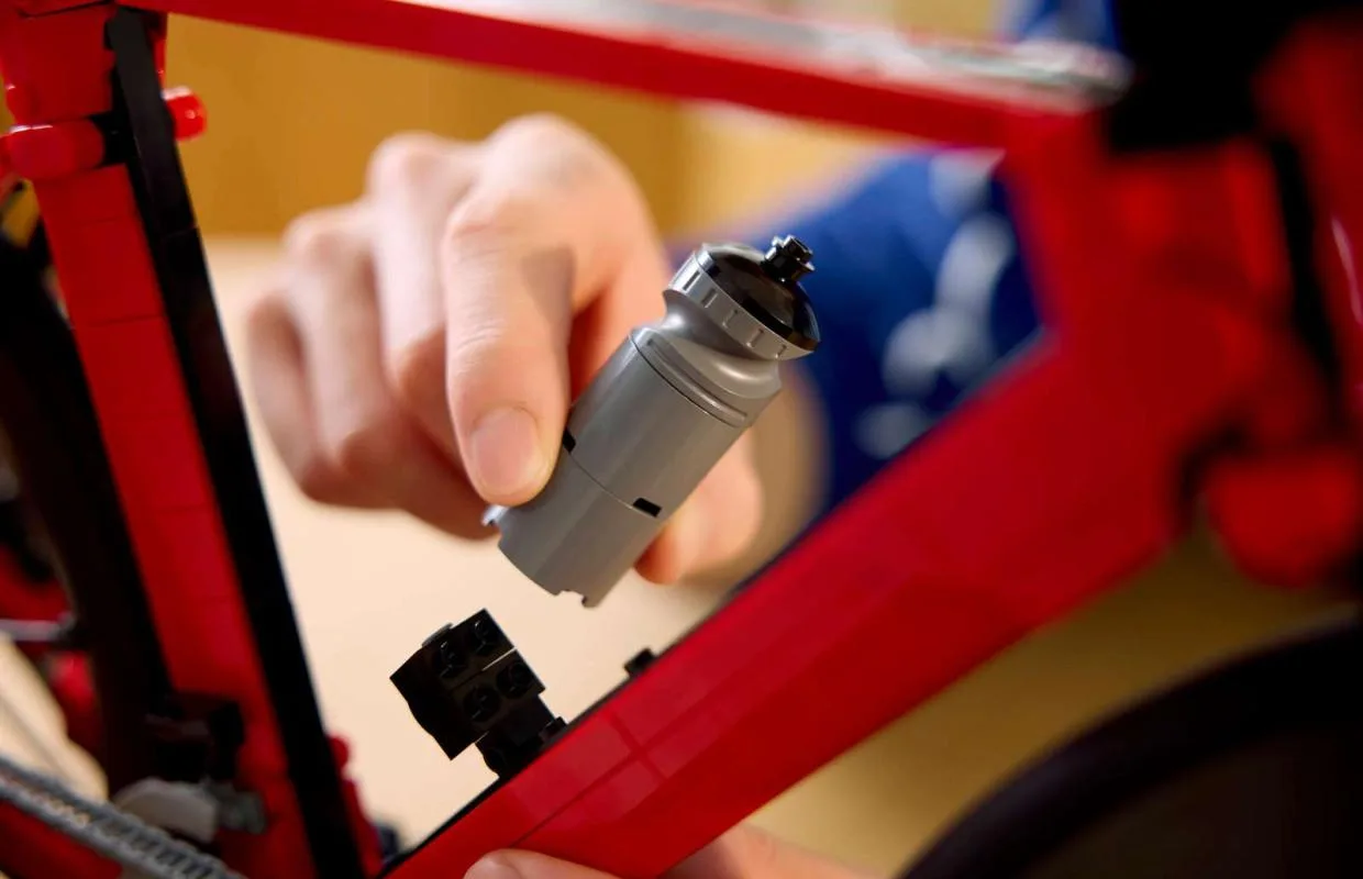 LEGO presenta su primera bicicleta de carretera a gran escala con piezas móviles