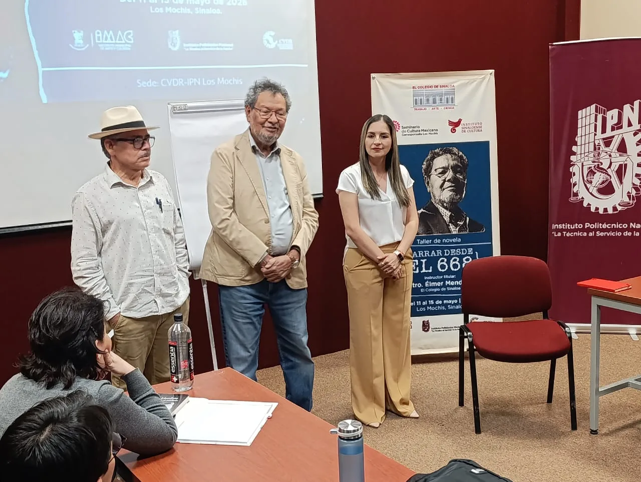 Élmer Mendoza impulsa taller de novela para jóvenes escritores en Los Mochis