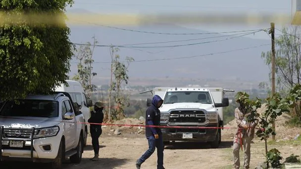 Localizan fosa clandestina con decenas de bolsas con restos humanos en El Salto, Jalisco