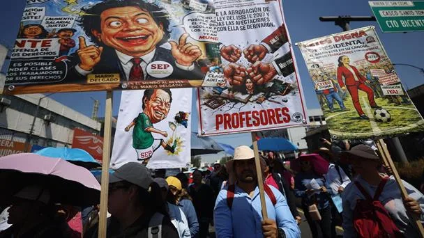Maestros mexicanos protestan en el Día del Maestro por mejoras salariales y condiciones laborales