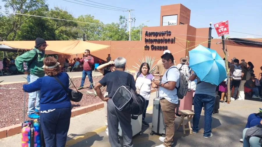 Mantienen vuelos en aeropuerto de Oaxaca pese a bloqueo de acceso principal por Sección 22
