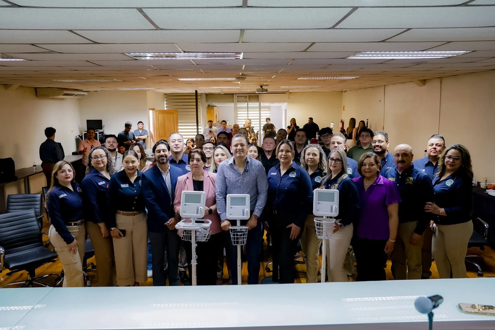 Marco Bonilla entrega monitores pediátricos al IMSS de Chihuahua