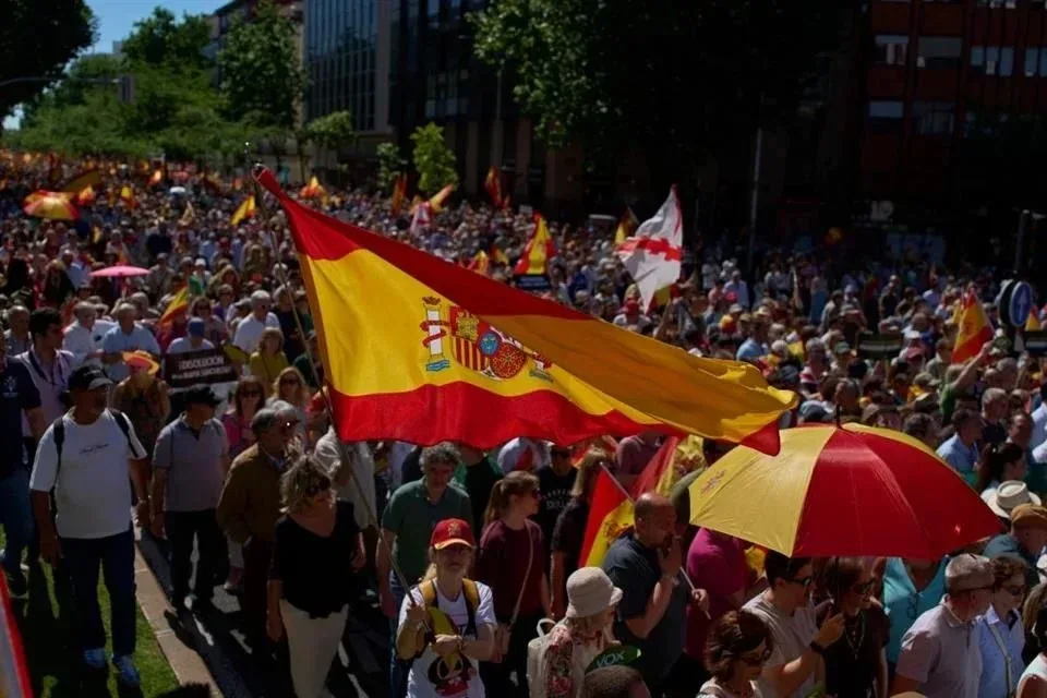 Masiva protesta en Madrid exige la dimisión de Pedro Sánchez tras escándalos de corrupción