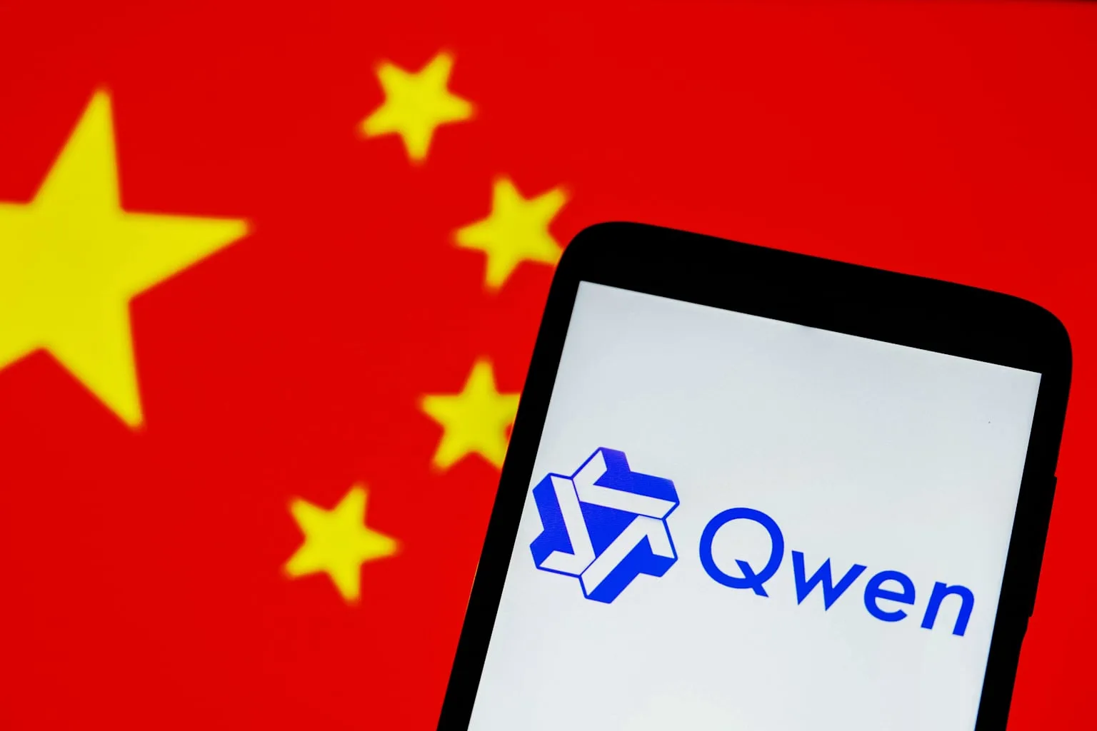 Modelos de IA de China ya procesan casi tantos tokens como Estados Unidos