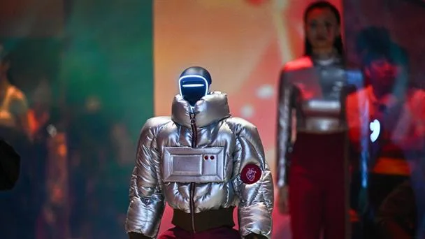 Modelos y robots desfilan juntos en Seúl con ropa diseñada para ambos