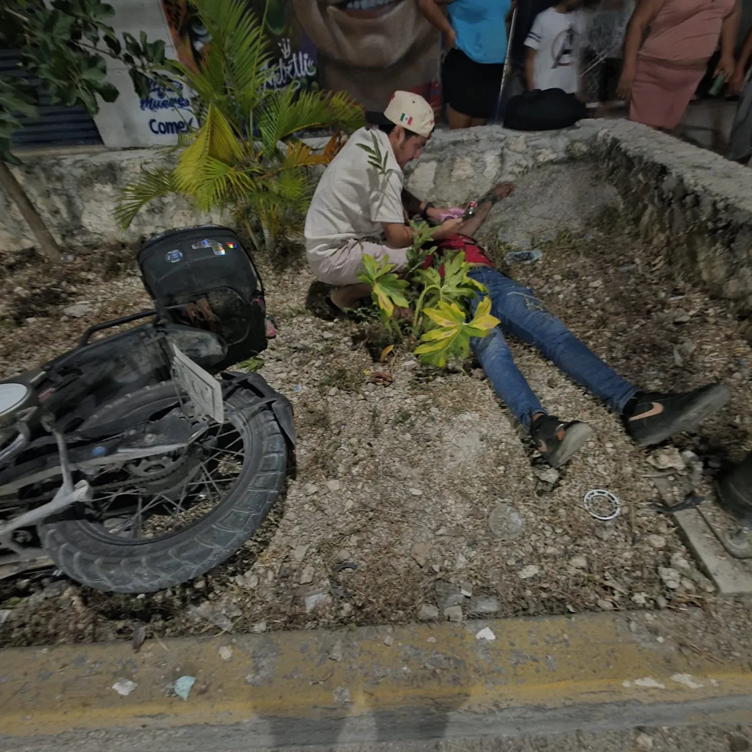 Motociclista hospitalizado tras perder el control por exceso de velocidad en Tulum