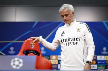 Mourinho reconoce que hablará con quien quiera tras finalizar la temporada en Benfica