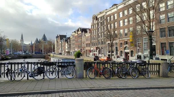 Ámsterdam, un viaje entre historia, arte y su icónico sistema de canales