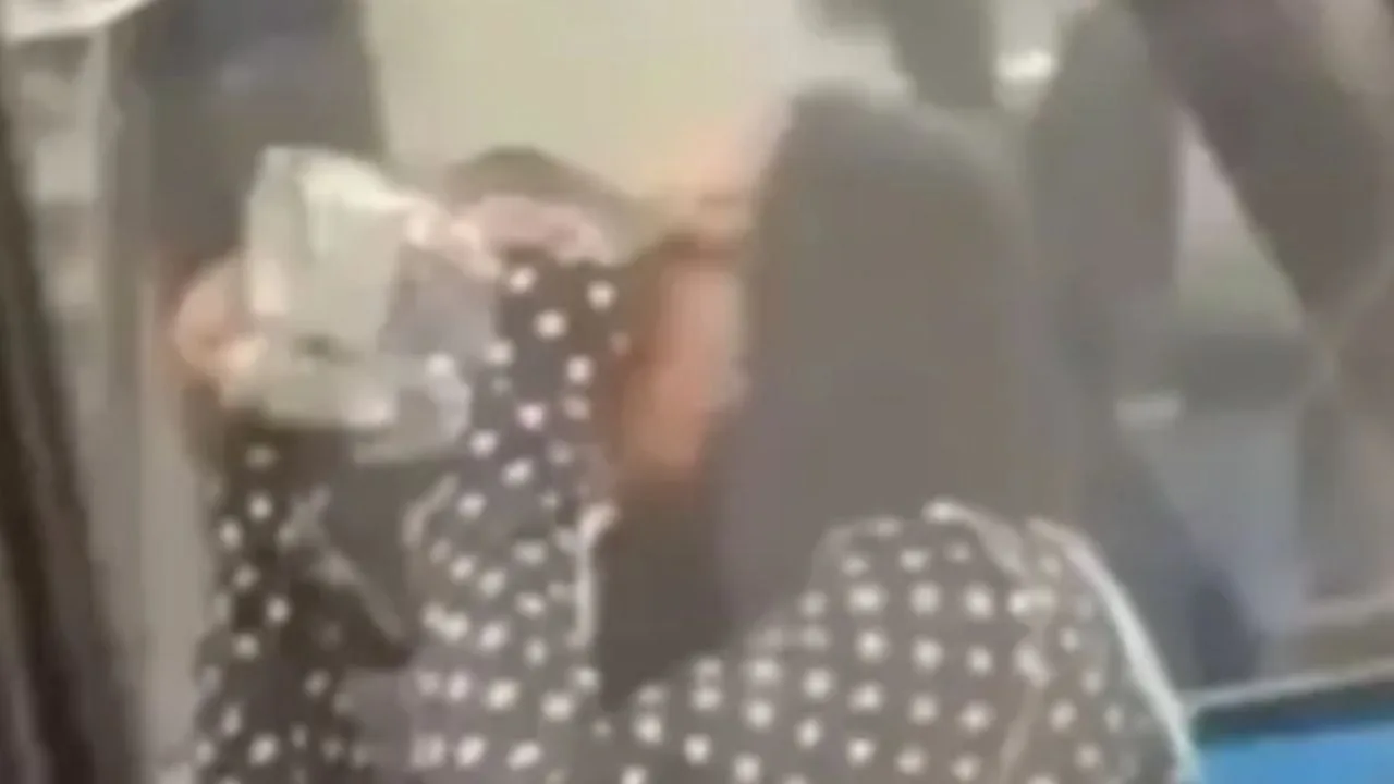 Mujer se bebe una botella entera de tequila para no abandonarla en el aeropuerto