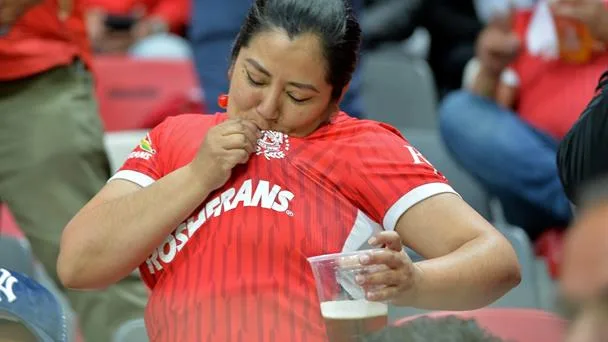 Mujeres mexicanas ganan protagonismo en las barras y tribunas de fútbol