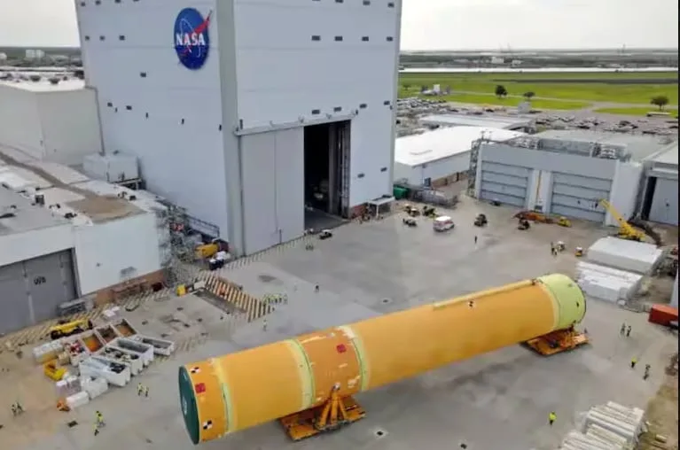 NASA inicia el ensamblaje del cohete SLS para la misión Artemis III programada para 2027